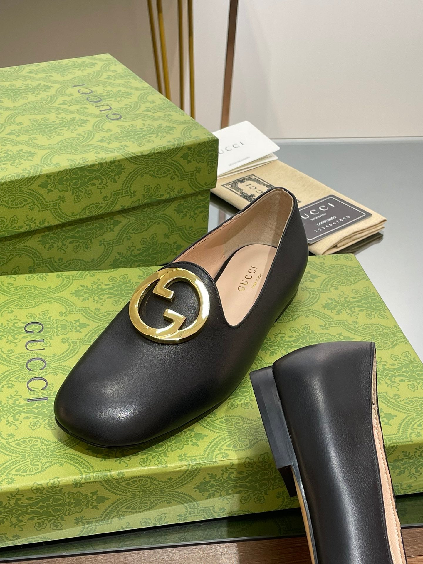 GUCCI BLONDIE LOGO-PLAQUE LOAFERS IN BLACK CALFSKIN WITH GOLD HARDWARE