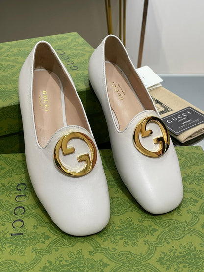 GUCCI BLONDIE LOGO-PLAQUE LOAFERS IN WHITE CALFSKIN WITH GOLD HARDWARE