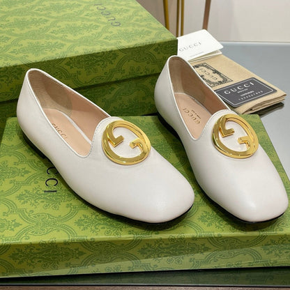 GUCCI BLONDIE LOGO-PLAQUE LOAFERS IN WHITE CALFSKIN WITH GOLD HARDWARE