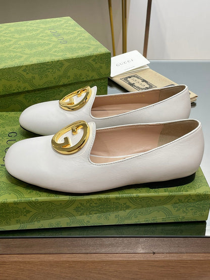 GUCCI BLONDIE LOGO-PLAQUE LOAFERS IN WHITE CALFSKIN WITH GOLD HARDWARE