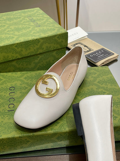 GUCCI BLONDIE LOGO-PLAQUE LOAFERS IN WHITE CALFSKIN WITH GOLD HARDWARE