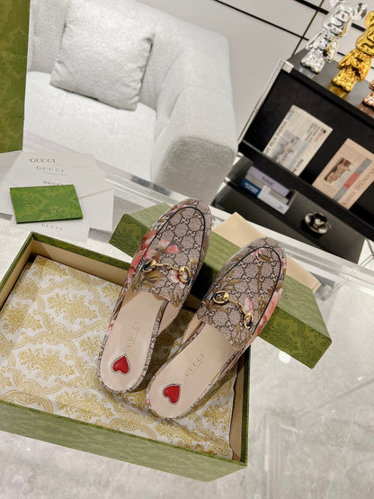 GUCCI HORSEBIT FLOWER SLIPPER MULE IN DARK BEIGE MONOGRAM JACQUARD FABRIC
