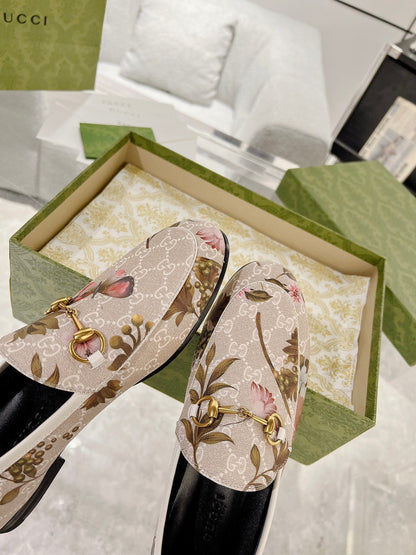 GUCCI HORSEBIT LOAFER WITH FLOWER PRINT IN LINEN BEIGE MONOGRAM JACQUARD FABRIC