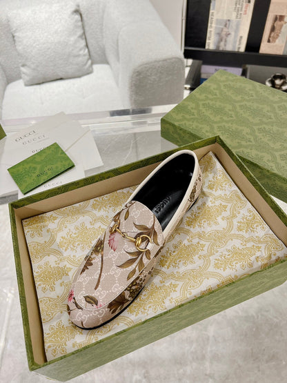 GUCCI HORSEBIT LOAFER WITH FLOWER PRINT IN LINEN BEIGE MONOGRAM JACQUARD FABRIC
