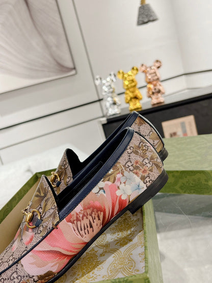 GUCCI HORSEBIT LOAFER WITH FLOWER PRINT IN DARK BEIGE MONOGRAM JACQUARD FABRIC