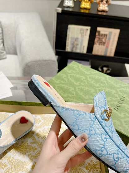 GUCCI MEN'S MULE WITH HORSEBIT IN LIGHT BLUE MONOGRAM JACQUARD FABRIC