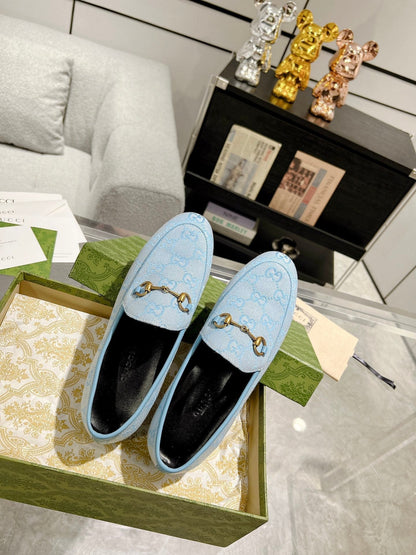 GUCCI MEN'S LOAFER WITH HORSEBIT IN LIGHT BLUE MONOGRAM JACQUARD FABRIC