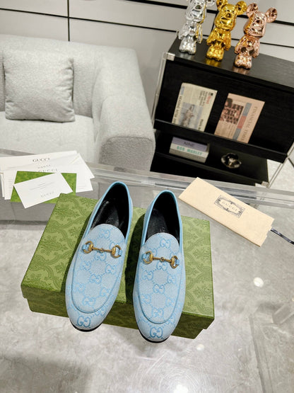 GUCCI MEN'S LOAFER WITH HORSEBIT IN LIGHT BLUE MONOGRAM JACQUARD FABRIC