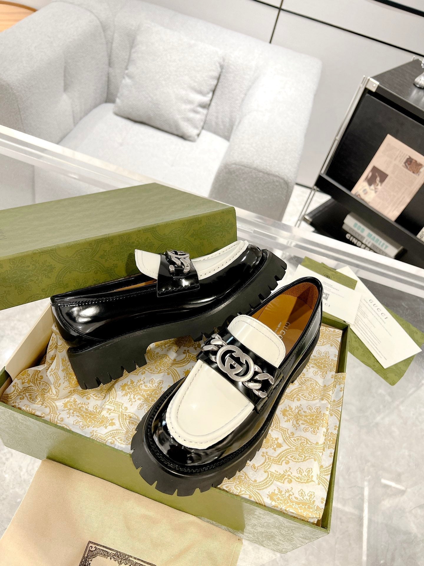 GUCCI LOAFER WITH CHAINS GLOSSY BLACK AND WHITE CALFSKIN
