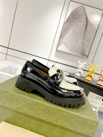GUCCI LOAFER WITH CHAINS GLOSSY BLACK AND WHITE CALFSKIN