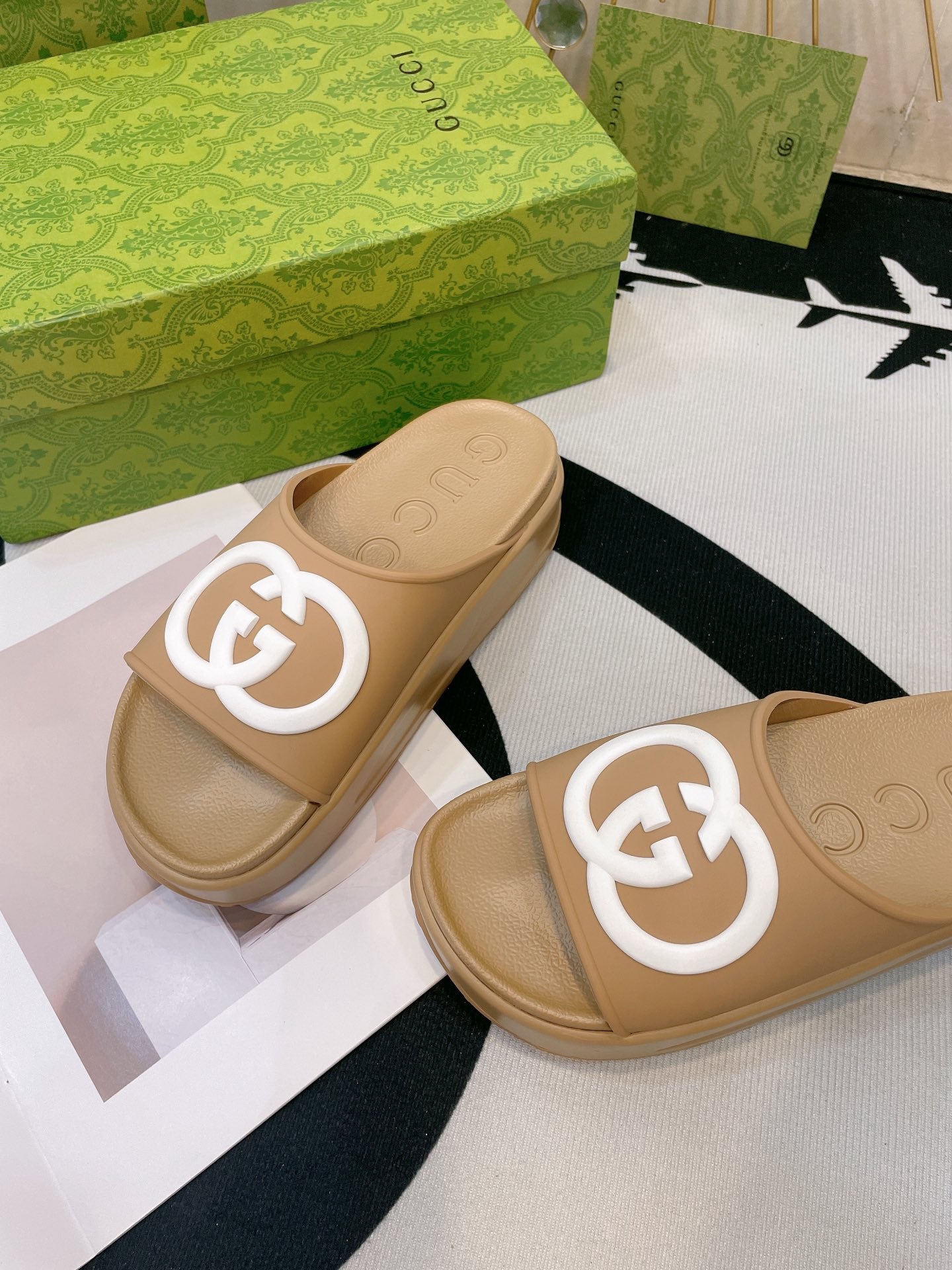 GUCCI INTERLOCKING G SLIDE SANDAL IN TORTILLA BROWN IMPORTED TPU