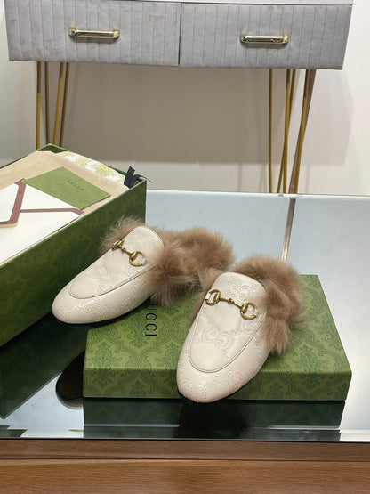 GUCCI HORSEBIT MULE IN WHITE EMBOSSED CALFSKIN AND LAMB WOOL LINING