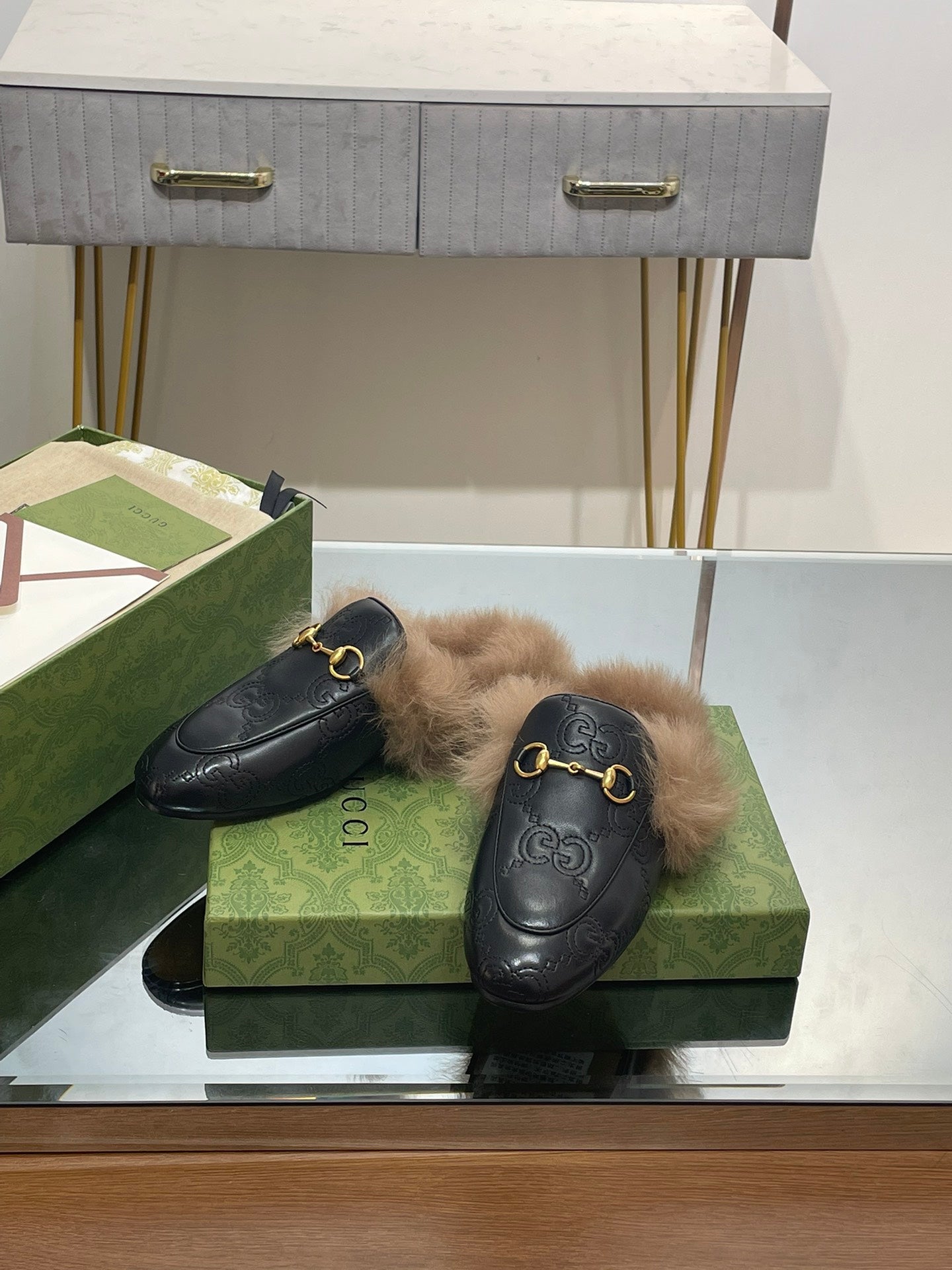 GUCCI HORSEBIT MULE IN BLACK EMBOSSED CALFSKIN AND LAMB WOOL LINING
