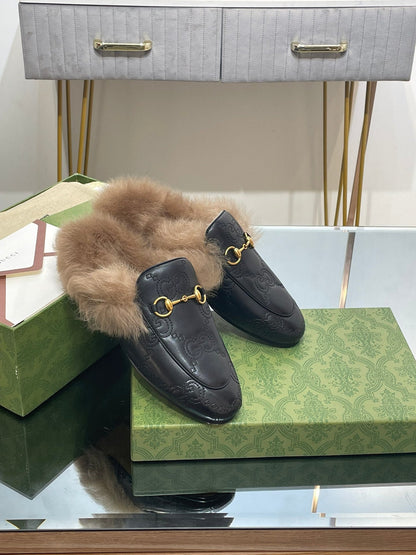 GUCCI HORSEBIT MULE IN BLACK EMBOSSED CALFSKIN AND LAMB WOOL LINING
