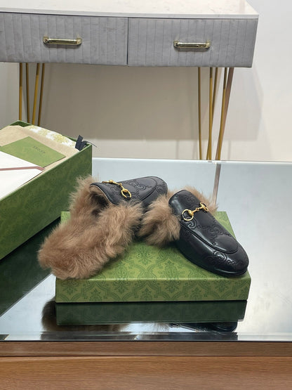 GUCCI HORSEBIT MULE IN BLACK EMBOSSED CALFSKIN AND LAMB WOOL LINING