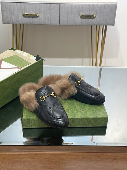 GUCCI HORSEBIT MULE IN BLACK EMBOSSED CALFSKIN AND LAMB WOOL LINING