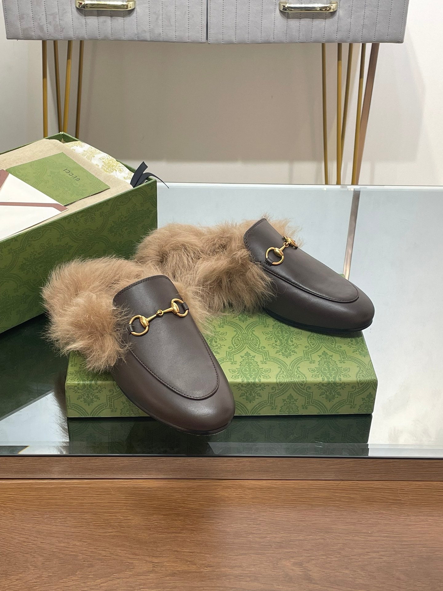 GUCCI HORSEBIT MULE IN MOCHA BROWN CALFSKIN AND LAMB WOOL LINING