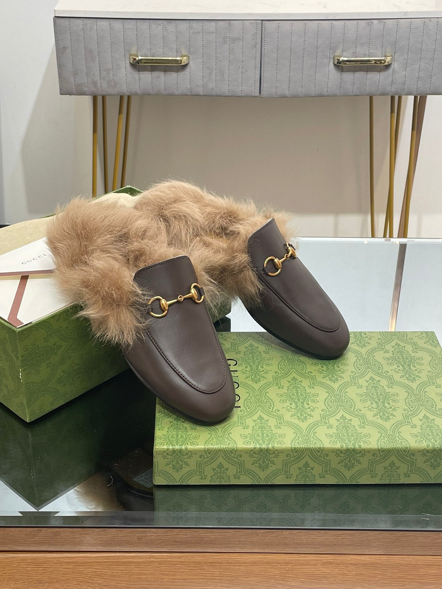 GUCCI HORSEBIT MULE IN MOCHA BROWN CALFSKIN AND LAMB WOOL LINING