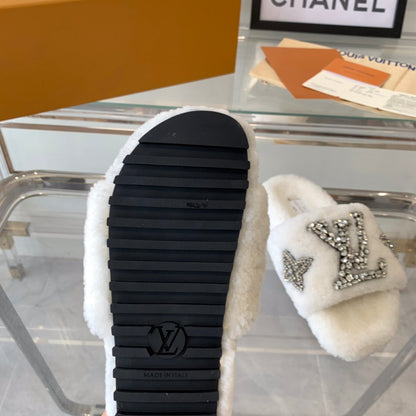 LOUIS VUITTON LV WOMEN'S PASEO FLAT SLIPPER IN WHITE FLEECE