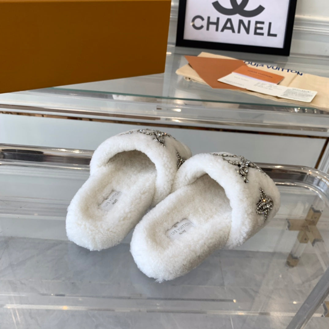 LOUIS VUITTON LV WOMEN'S PASEO FLAT SLIPPER IN WHITE FLEECE