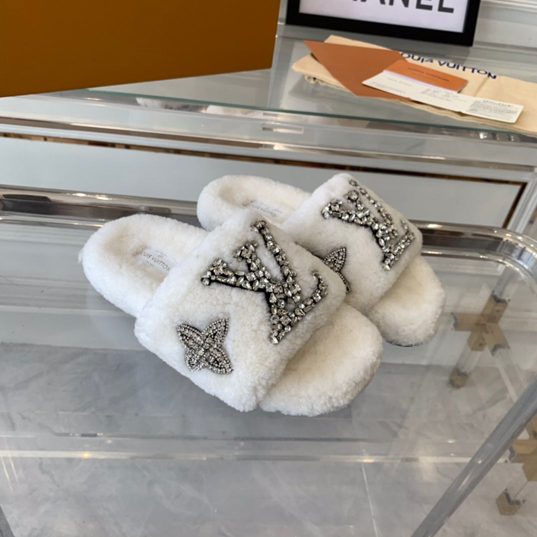 LOUIS VUITTON LV WOMEN'S PASEO FLAT SLIPPER IN WHITE FLEECE