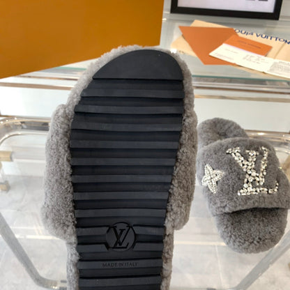 LOUIS VUITTON LV WOMEN'S PASEO FLAT SLIPPER IN GREY FLEECE