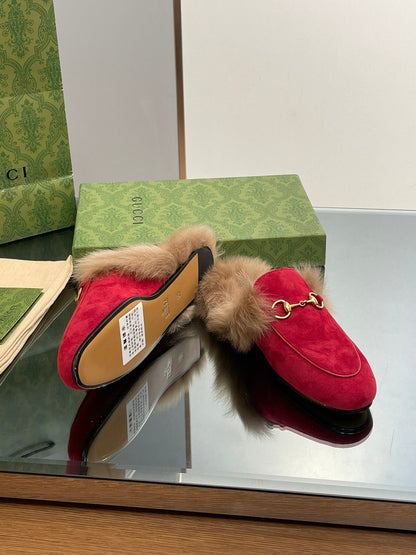 GUCCI HORSEBIT MULE IN CRIMSON RED SUEDE AND LAMB WOOL LINING