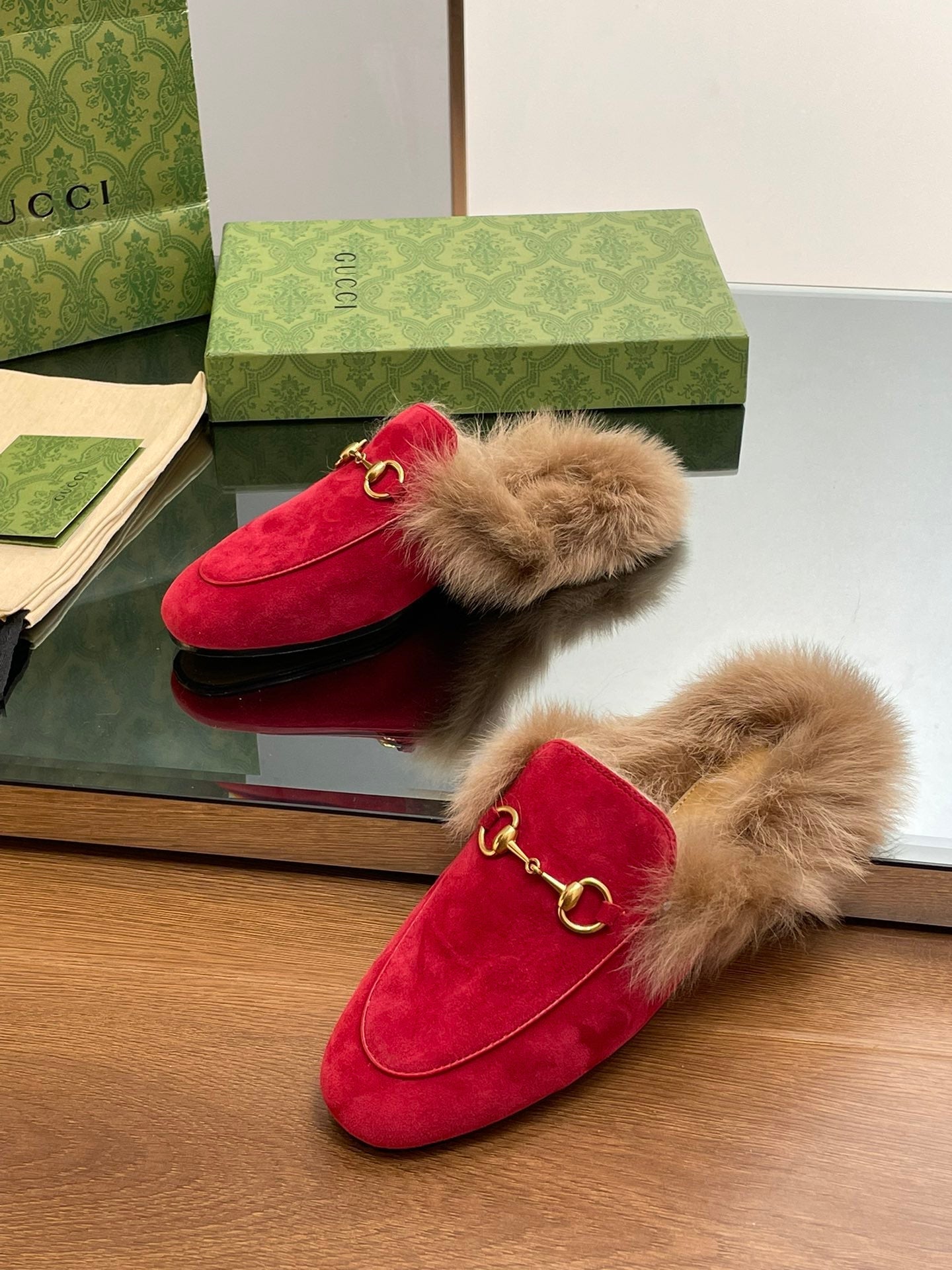GUCCI HORSEBIT MULE IN CRIMSON RED SUEDE AND LAMB WOOL LINING