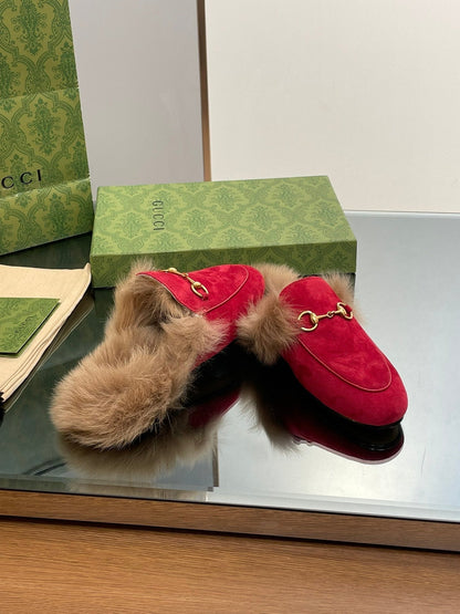 GUCCI HORSEBIT MULE IN CRIMSON RED SUEDE AND LAMB WOOL LINING