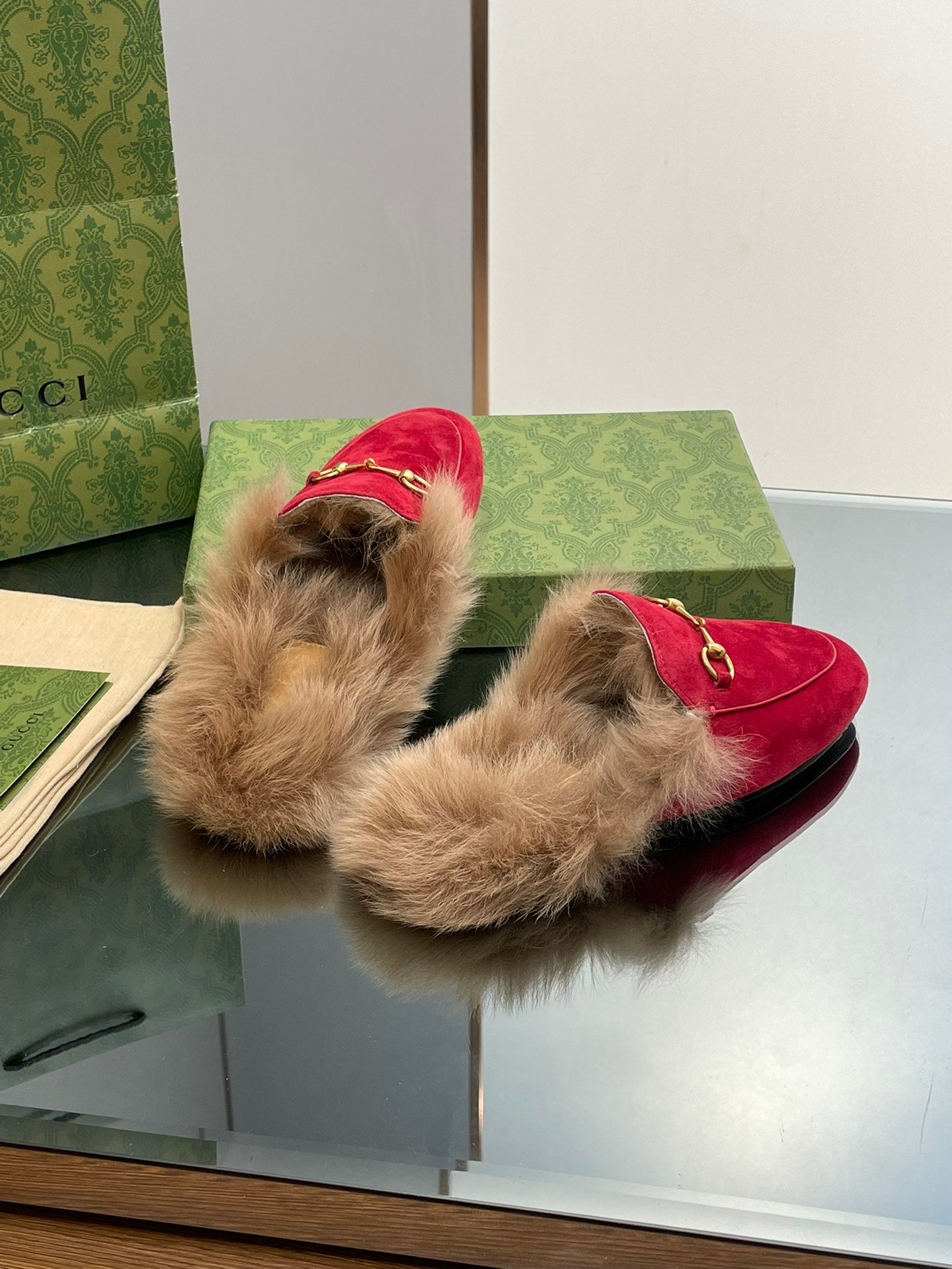 GUCCI HORSEBIT MULE IN CRIMSON RED SUEDE AND LAMB WOOL LINING