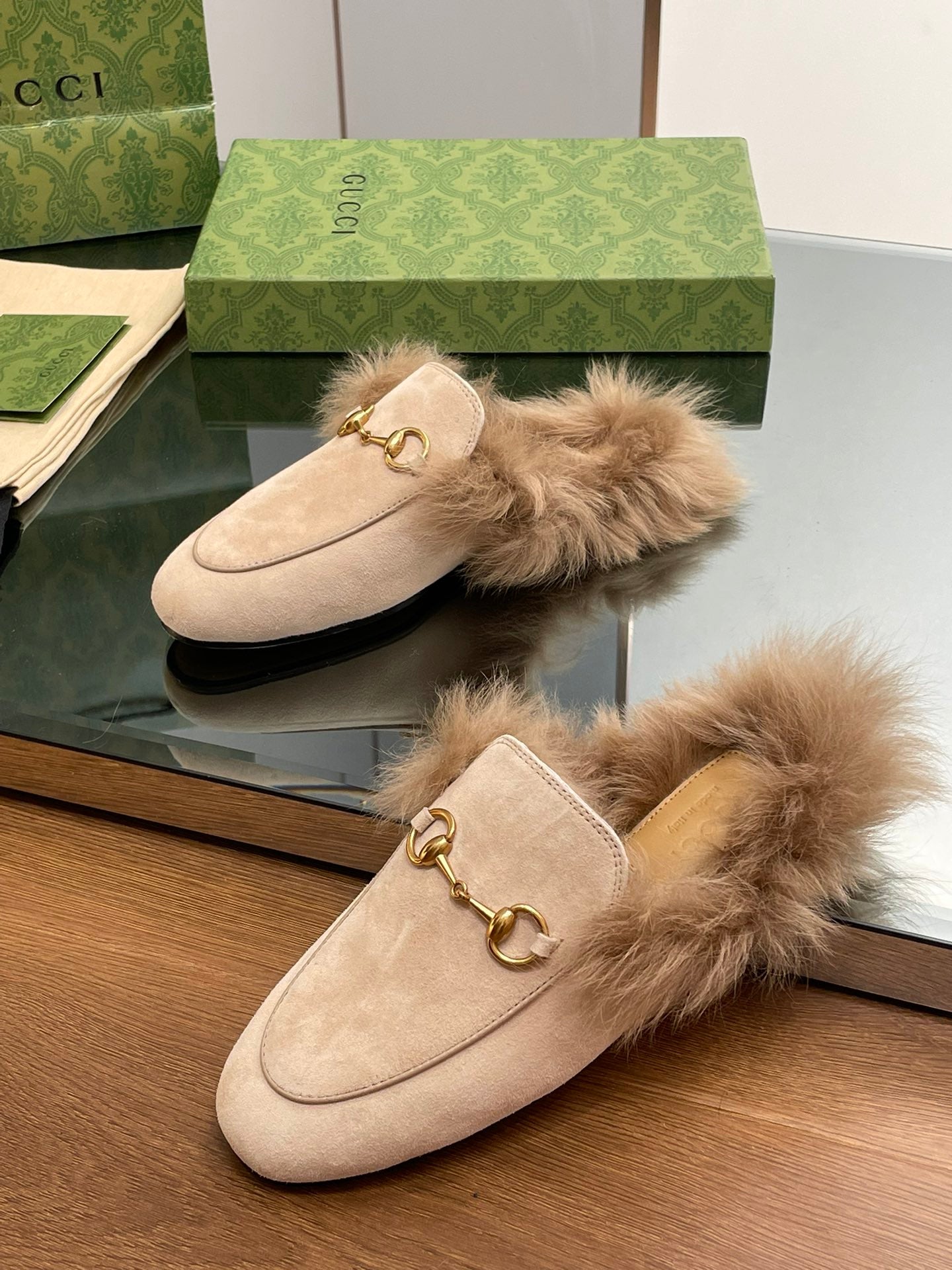 GUCCI HORSEBIT MULE IN TAN BROWN SUEDE AND LAMB WOOL LINING