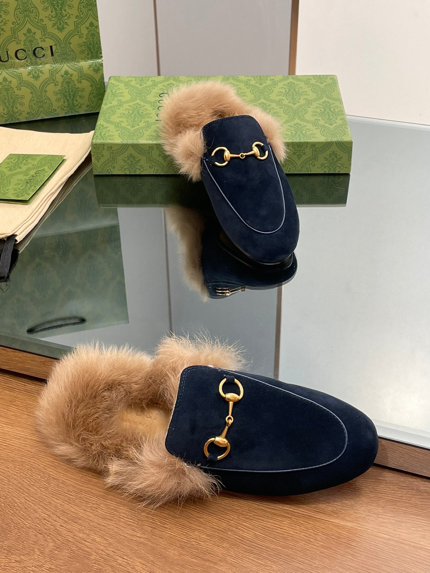 GUCCI HORSEBIT MULE IN NAVY BLUE SUEDE AND LAMB WOOL LINING