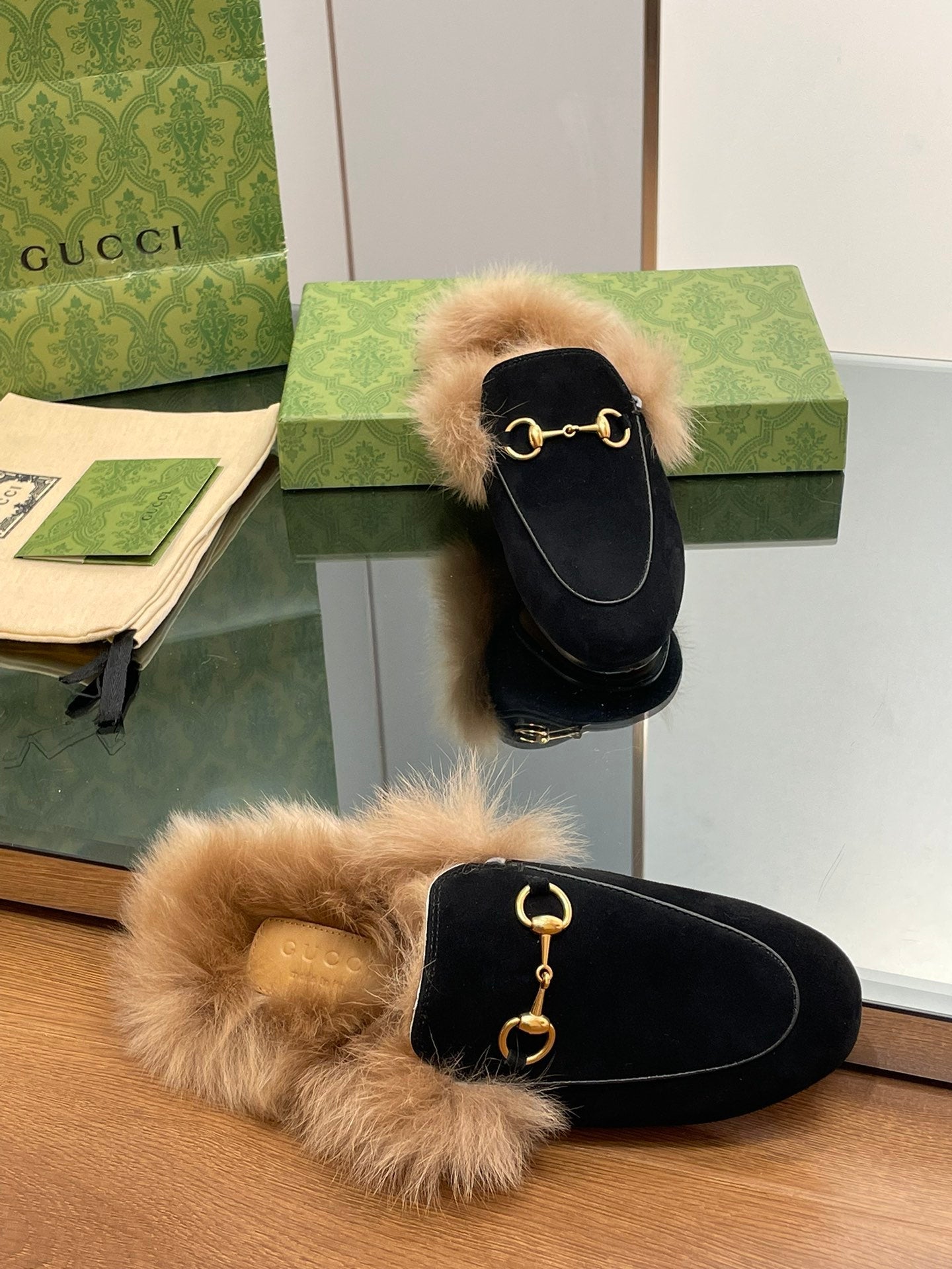 GUCCI HORSEBIT MULE IN BLACK SUEDE AND LAMB WOOL LINING
