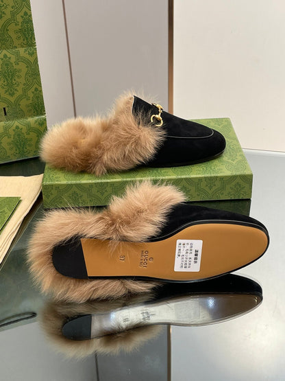 GUCCI HORSEBIT MULE IN BLACK SUEDE AND LAMB WOOL LINING