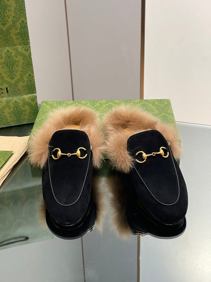 GUCCI HORSEBIT MULE IN BLACK SUEDE AND LAMB WOOL LINING