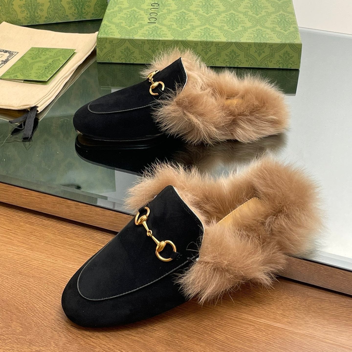 GUCCI HORSEBIT MULE IN BLACK SUEDE AND LAMB WOOL LINING