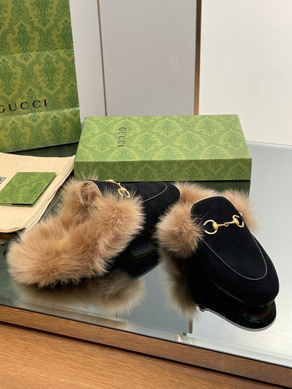 GUCCI HORSEBIT MULE IN BLACK SUEDE AND LAMB WOOL LINING