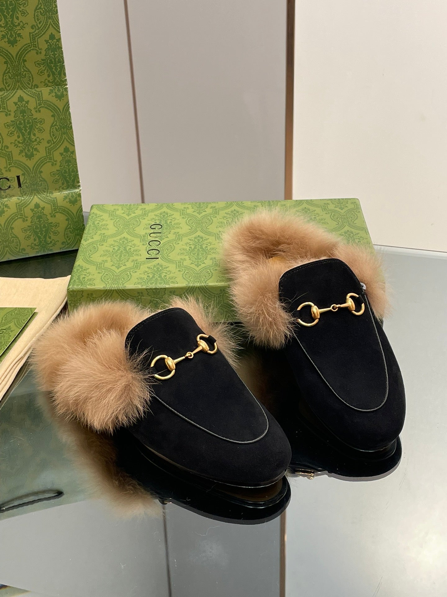GUCCI HORSEBIT MULE IN BLACK SUEDE AND LAMB WOOL LINING