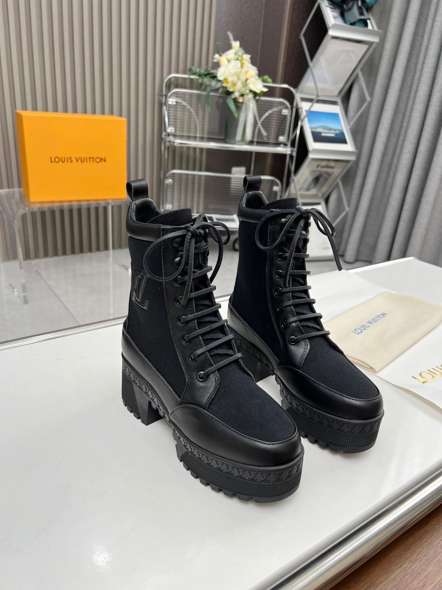 LOUIS VUITTON LAUREATE PLATFORM DESERT BOOT IN BLACK JACQUARD AND CALFSKIN