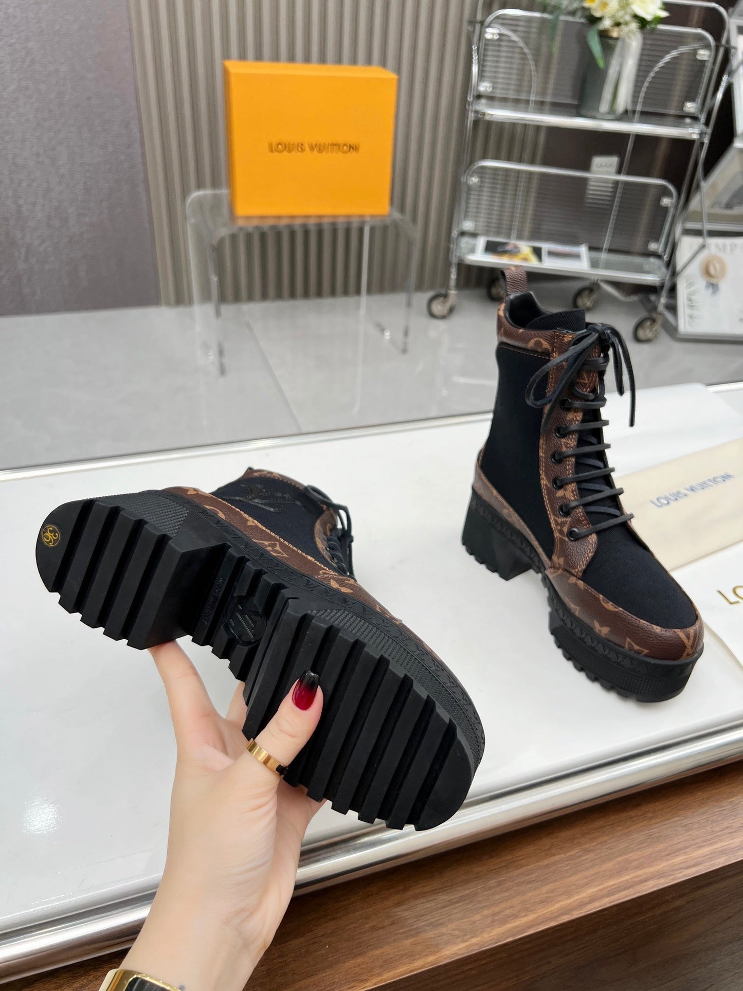 LOUIS VUITTON LAUREATE PLATFORM DESERT BOOT IN BLACK JACQUARD AND CHOCOLATE BROWN CALFSKIN
