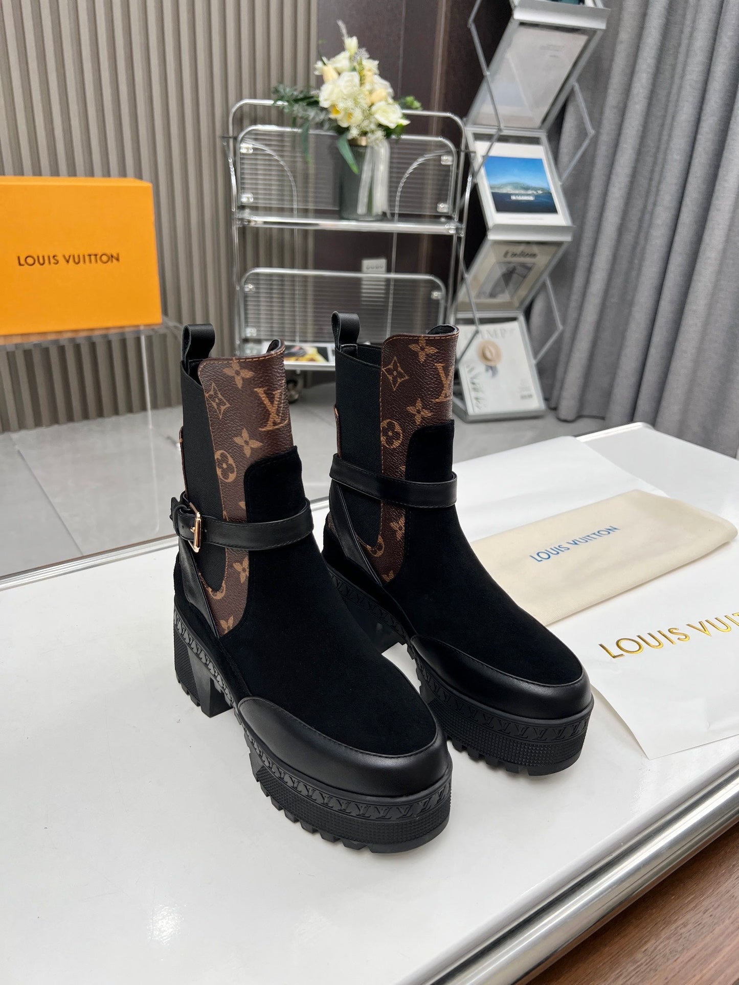 LOUIS VUITTON LAUREATE PLATFORM DESERT BOOT IN BLACK SUEDE AND BROWN CALFSKIN