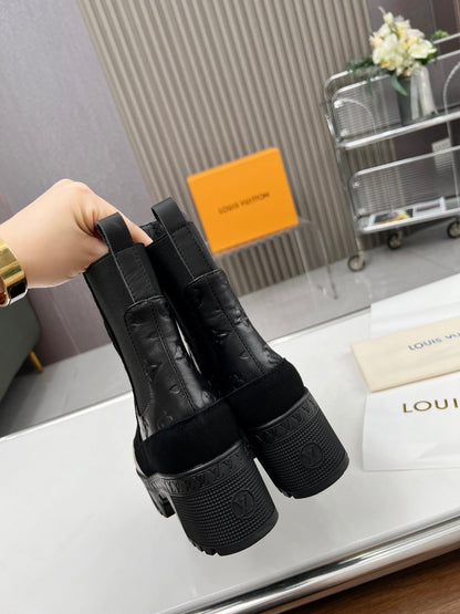 LOUIS VUITTON LV WOMEN SHORT BOOT IN BLACK CALFSKIN AND SUEDE