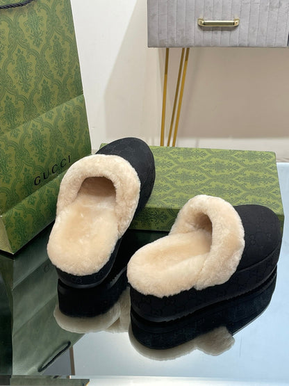 GUCCI MOLLY MULE IN BLACK MONOGRAM JACQUARD FABRIC AND SHEARLING LINING