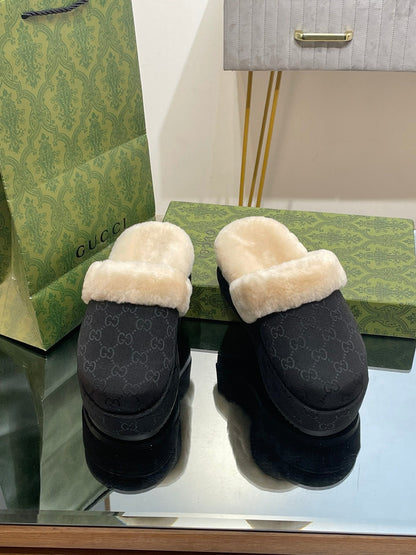 GUCCI MOLLY MULE IN BLACK MONOGRAM JACQUARD FABRIC AND SHEARLING LINING