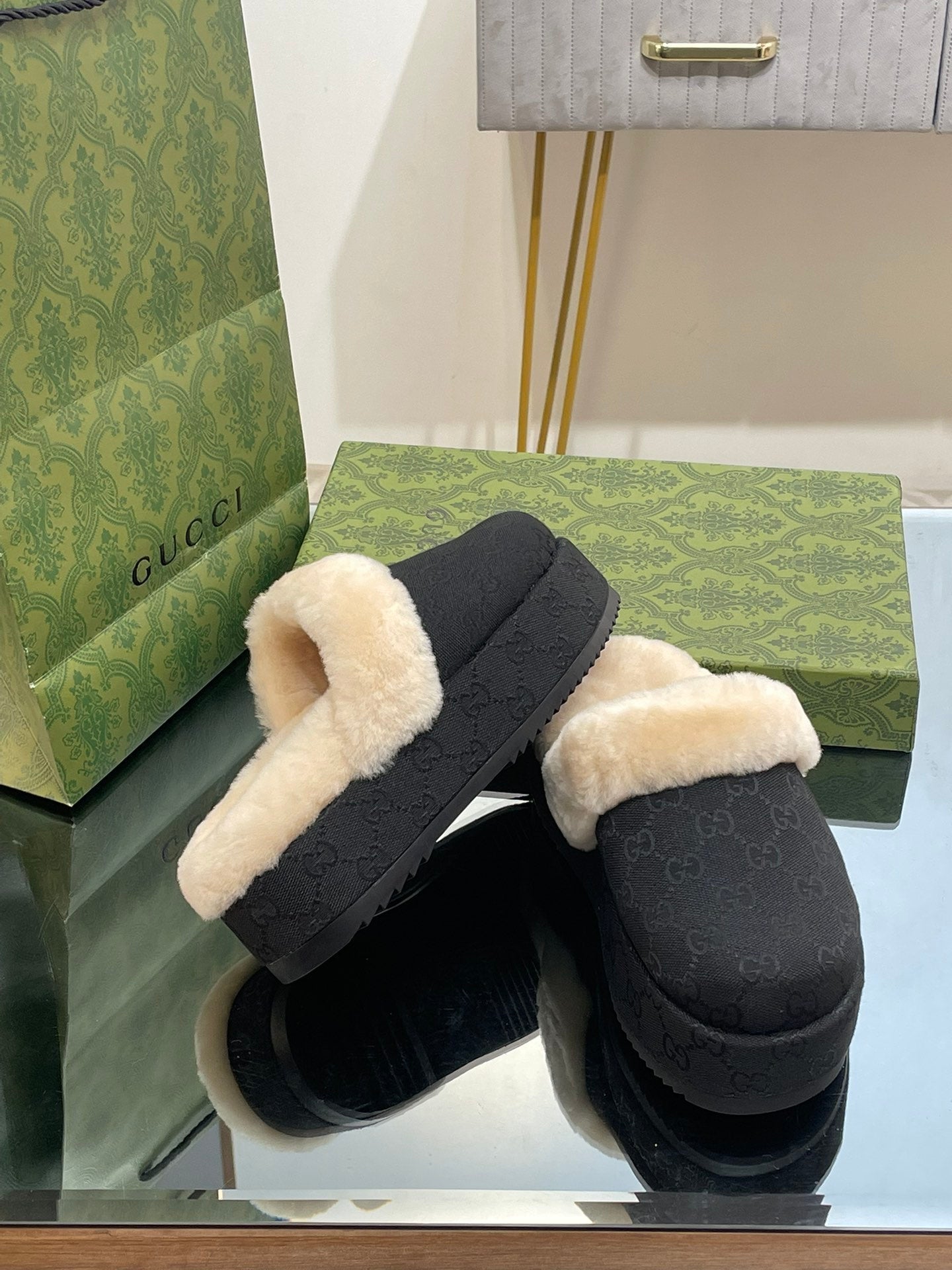 GUCCI MOLLY MULE IN BLACK MONOGRAM JACQUARD FABRIC AND SHEARLING LINING