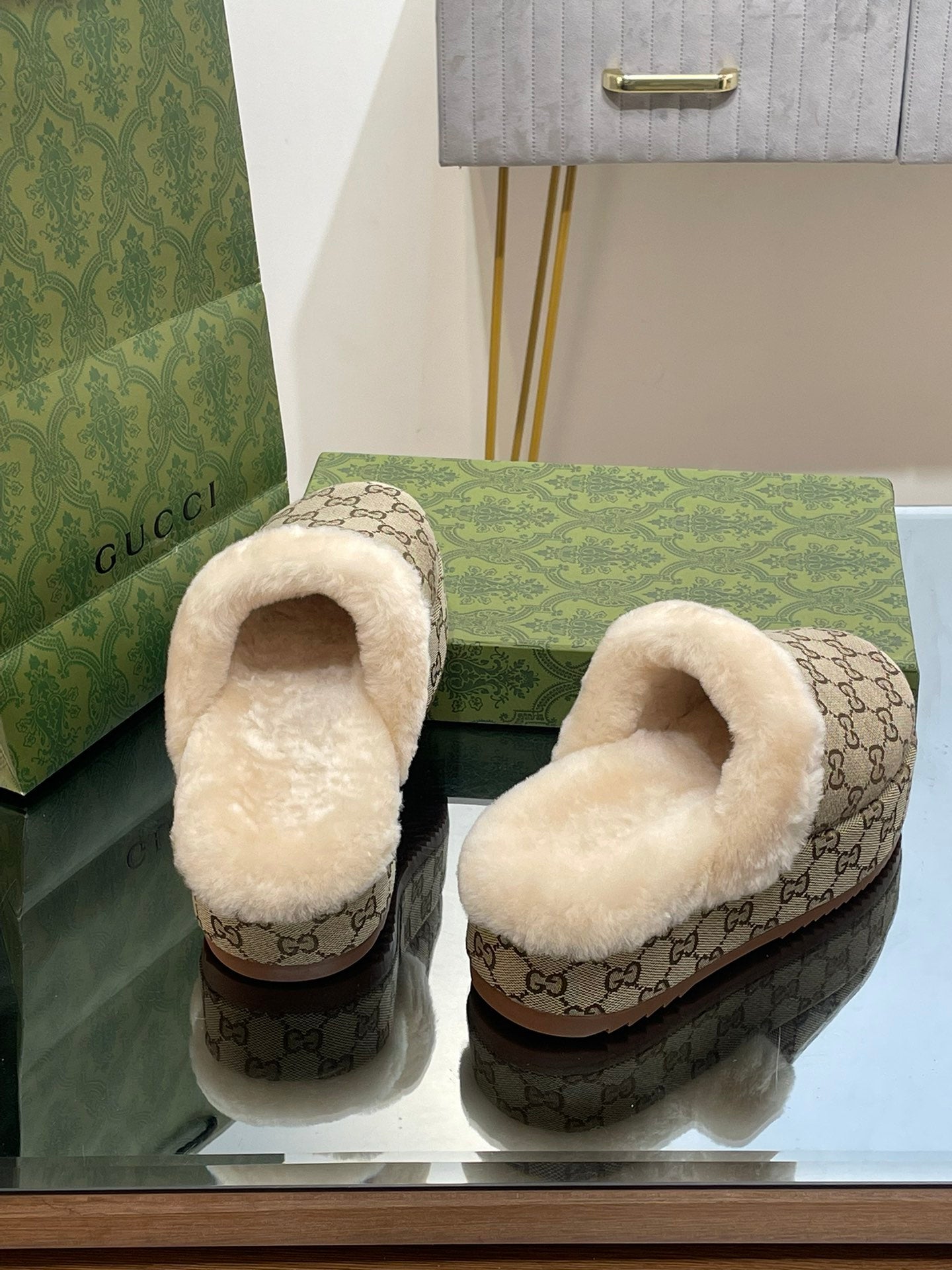 GUCCI MOLLY MULE IN PEANUT BROWN MONOGRAM JACQUARD FABRIC AND SHEARLING LINING