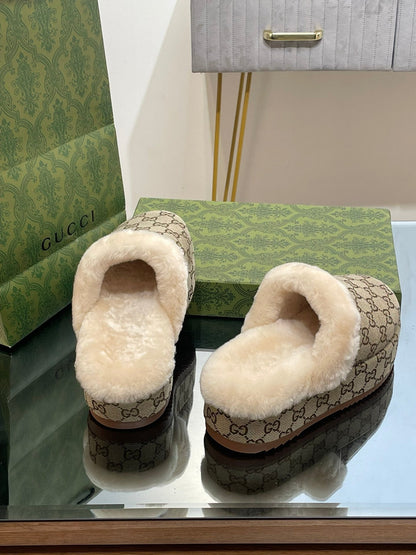 GUCCI MOLLY MULE IN PEANUT BROWN MONOGRAM JACQUARD FABRIC AND SHEARLING LINING