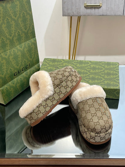 GUCCI MOLLY MULE IN PEANUT BROWN MONOGRAM JACQUARD FABRIC AND SHEARLING LINING