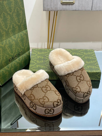GUCCI MOLLY MULE IN CAMEL BROWN MONOGRAM JACQUARD FABRIC AND SHEARLING LINING