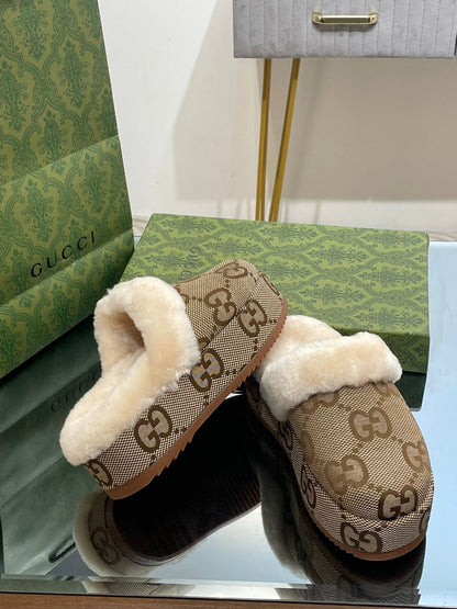 GUCCI MOLLY MULE IN CAMEL BROWN MONOGRAM JACQUARD FABRIC AND SHEARLING LINING